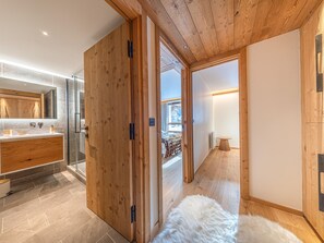 Hårtork och handdukar