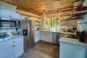 Geladeira, micro-ondas, fogão, cooktop