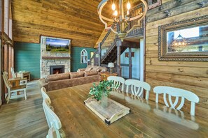 Smart TV, chimenea y oficina 