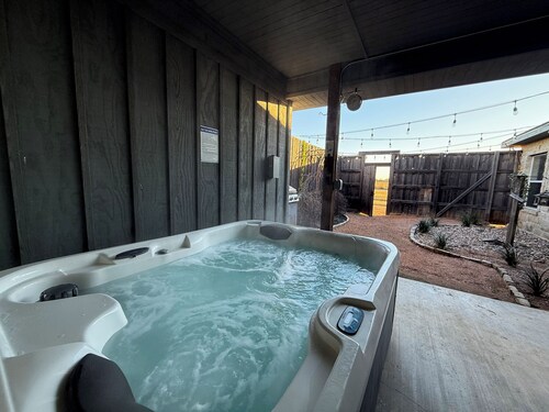 Fredericksburg Stay w/ Patio, Fire Pit & Hot tub