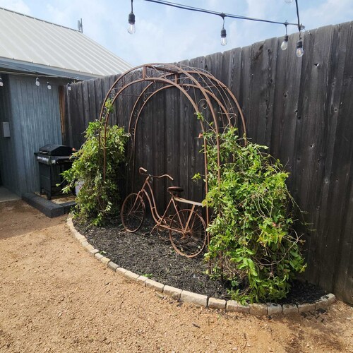 Fredericksburg Stay w/ Patio, Fire Pit & Hot tub