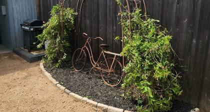 Fredericksburg Stay w/ Patio, Fire Pit & Hot tub