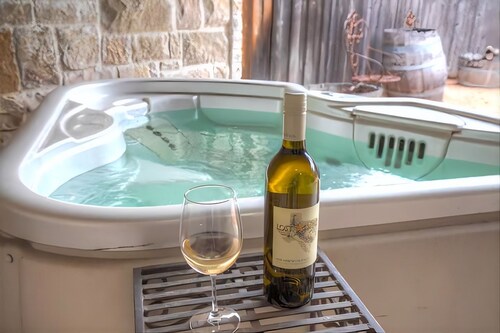 Wine Country Cottage · Hot Tub, Pool & Pickleball