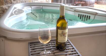 Wine Country Cottage · Hot Tub, Pool & Pickleball