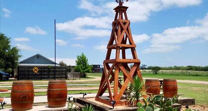Cozy Fredericksburg Retreat | Fire Pit & Wineries