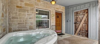 Champagne Station | Hot Tub, Pool & Cornhole