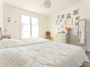 4 bedrooms, travel crib, free WiFi