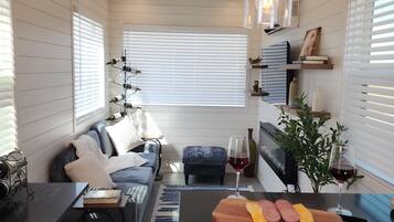 Smart TV, fireplace