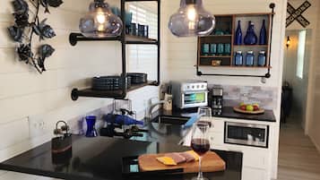 Refrigerador, microondas, cafetera/tetera, tostadora