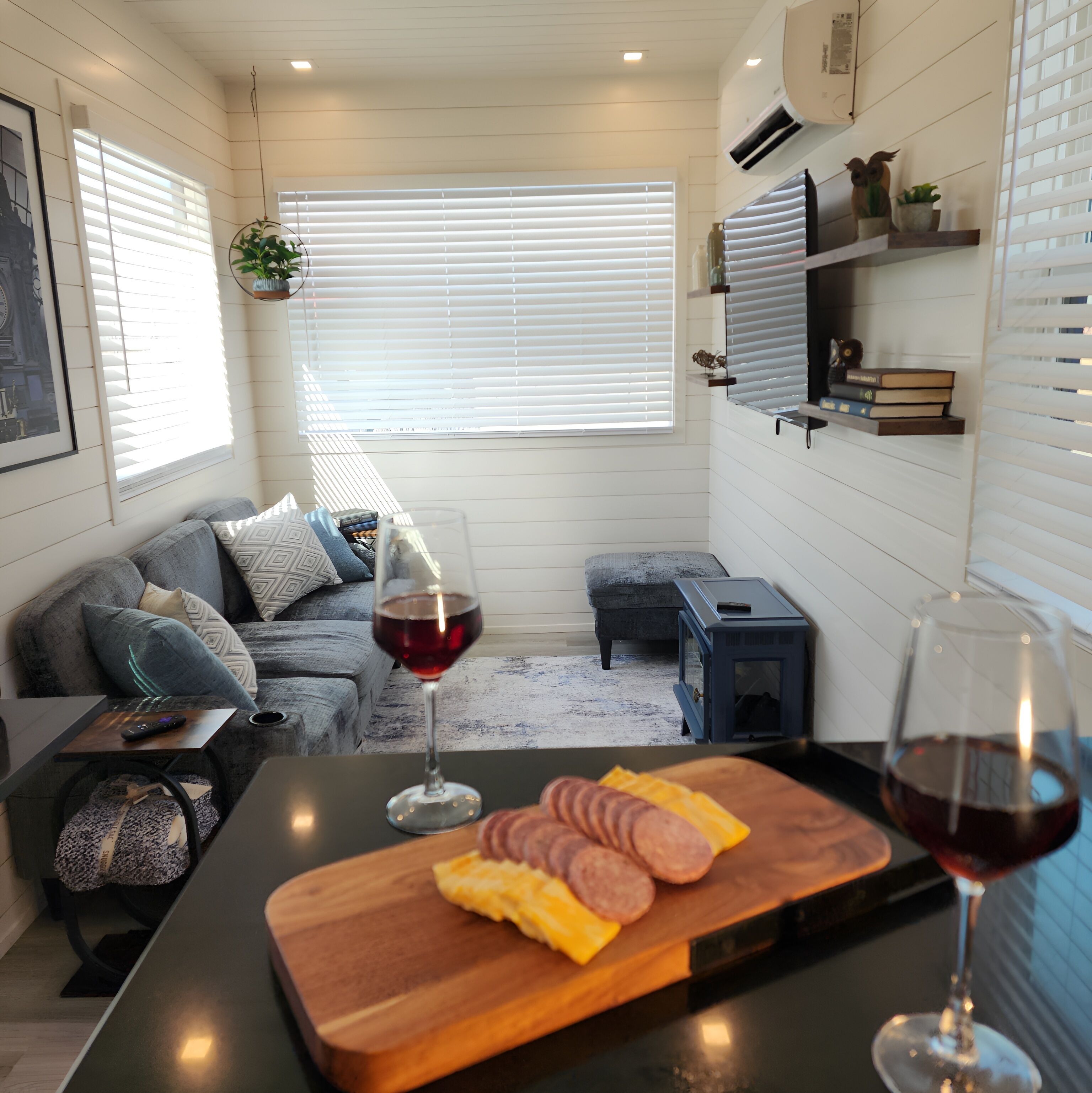 Smart TV y chimenea 