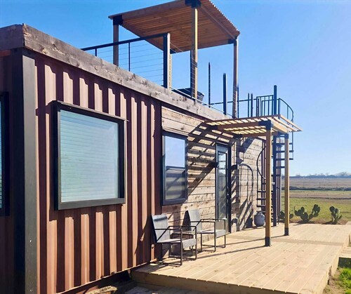 Train-Themed Home · Rooftop Deck, Fire Pit & Pool
