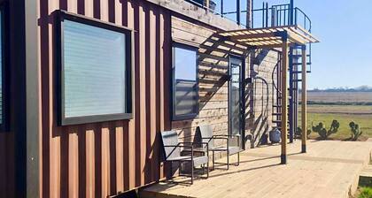 Train-Themed Home · Rooftop Deck, Fire Pit & Pool