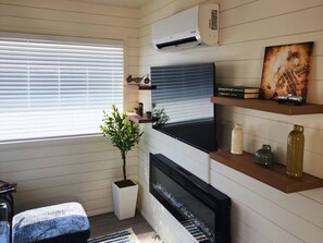 Smart TV, fireplace
