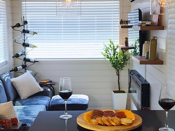 Smart TV, fireplace