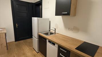 Fridge, stovetop, dishwasher, coffee/tea maker
