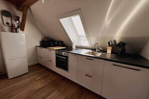 Fridge, microwave, stovetop, dishwasher