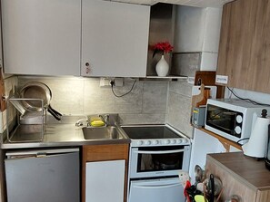 Réfrigérateur, micro-ondes, plaque de cuisson, lave-vaisselle