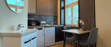 Fridge, microwave, stovetop, dishwasher