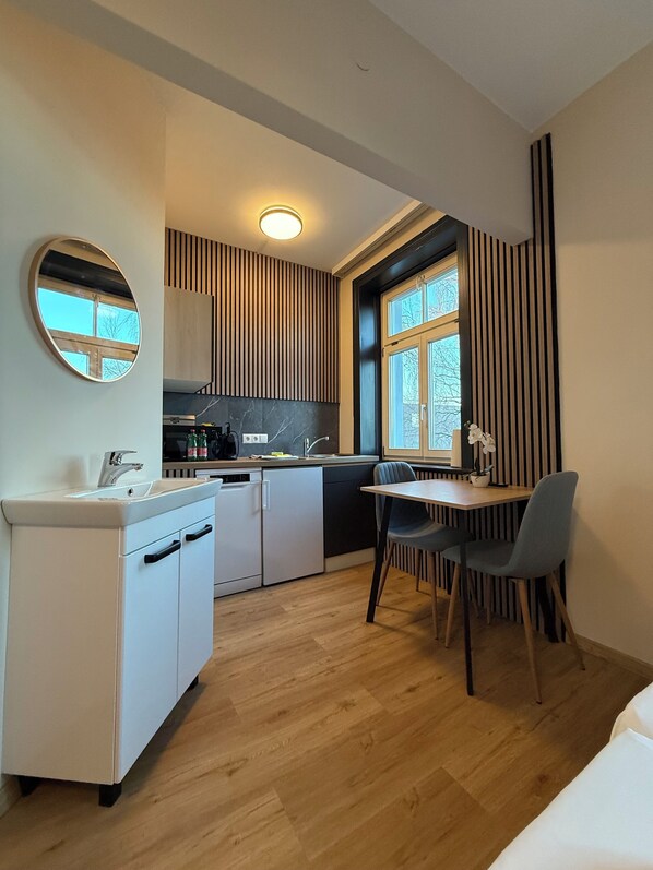 Kjøleskap, mikrobølgeovn, kokeplater og oppvaskmaskin