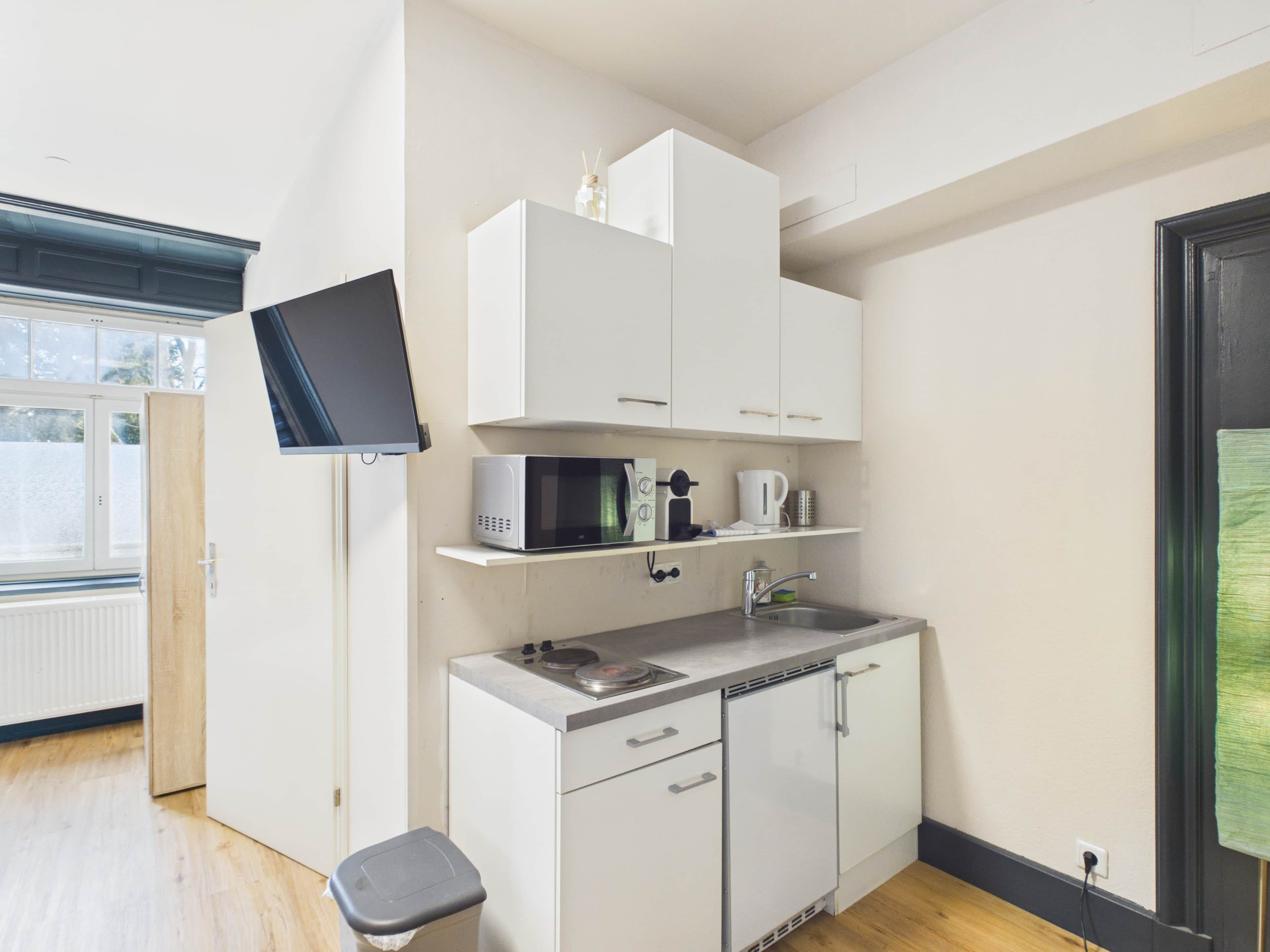 Fridge, microwave, stovetop, coffee/tea maker