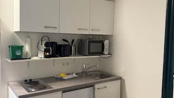 Refrigerador, microondas, placa de cocina, cafetera/tetera