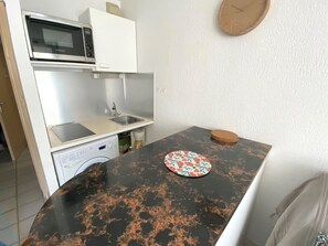 Réfrigérateur, micro-ondes, four, plaque de cuisson