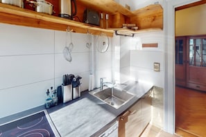 Frigorífico, microondas, horno y placa de cocina