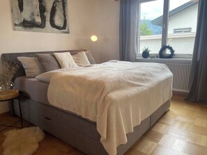 4 عدّة غرف نوم ومكواة/لوح كي وواي فاي وملاءات أسرّة