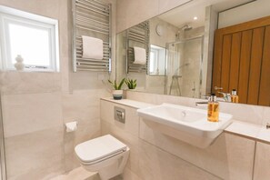 Een douche, handdoeken