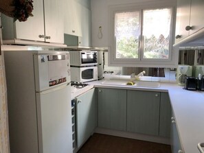 Réfrigérateur, micro-ondes, plaque de cuisson, cafetière/bouilloire