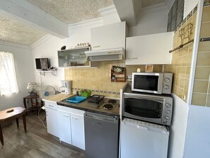 Fridge, microwave, oven, stovetop - T2 Apartment near beach with terrace (Argelès-sur-Mer)