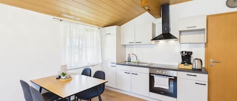 Refrigerador, horno, placa de cocina, cafetera/tetera