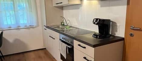 Fridge, oven, stovetop, coffee/tea maker