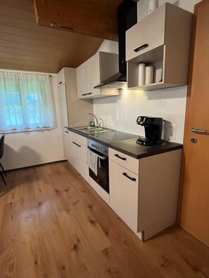 Fridge, oven, stovetop, coffee/tea maker