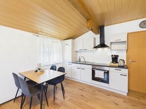 Fridge, microwave, oven, stovetop - CROWN LIVING Apartment for 10 People, 3 Bedrooms, Kitchen, 2 Bathrooms (Krumbach)