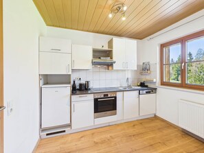 Fridge, microwave, oven, stovetop - CROWN LIVING Apartment for 10 People, 3 Bedrooms, Kitchen, 2 Bathrooms (Krumbach)