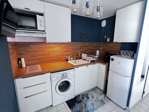 Fridge, microwave, stovetop, coffee/tea maker - 1-Bedroom Apartment, Elevator, Cap d'Agde (Cap d'Agde)