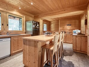 Fridge, microwave, dishwasher - Family chalet in Saint-Gervais, 6 bdr, 12 pax, WiFi, parking (Saint-Gervais-les-Bains)