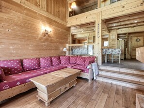 TV, fireplace - Family chalet in Saint-Gervais, 6 bdr, 12 pax, WiFi, parking (Saint-Gervais-les-Bains)