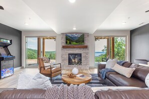 Smart TV, fireplace, ping pong - Table Rock's Best View-8 dbl King bedrooms-hot tub (Branson)