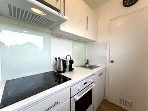 Fridge, microwave, oven, coffee/tea maker