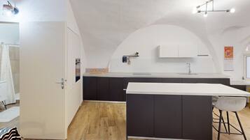 Een koelkast, een microgolfoven, een oven