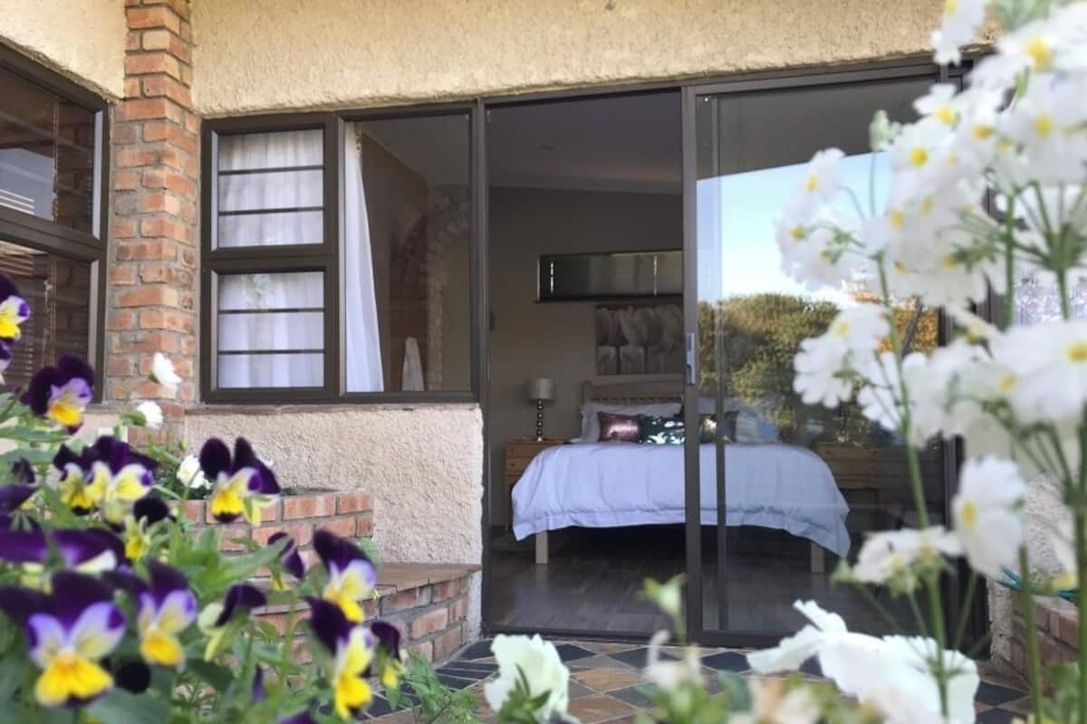 1 habitación, decoración personalizada, muebles diferentes y escritorio