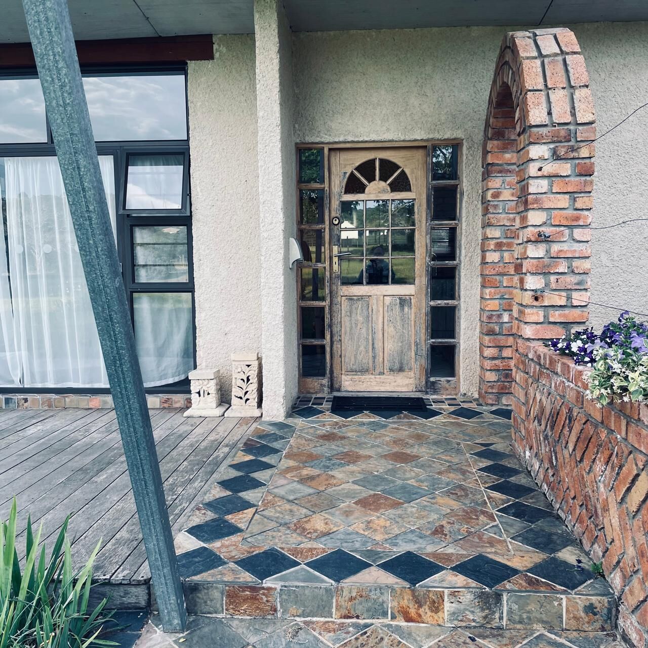 Vista frontal de la propiedad