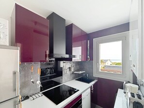 Réfrigérateur, micro-ondes, plaque de cuisson, lave-vaisselle