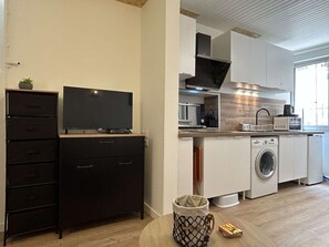 Geladeira, micro-ondas, cooktop, cafeteira/chaleira