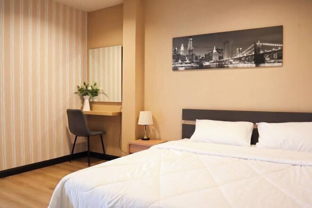 Laptop workspace, blackout curtains, iron/ironing board, free WiFi