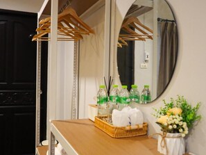 Standard Triple Room with Shared Bathroom | Khu vực làm việc phù hợp cho laptop, màn/rèm cản sáng 