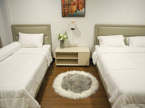 Espacio para trabajar con un portátil y cortinas opacas