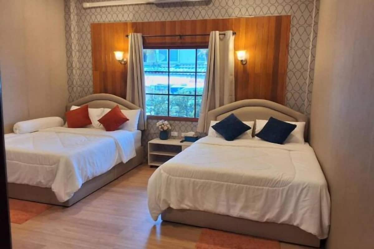 Skrivebord for bærbar PC, blendingsgardiner og strykejern/-brett